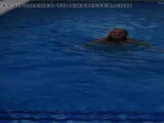 Провокаційний товстушка матуся в в плавальний басейн