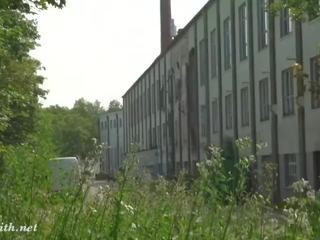 Jeny smith fără chilotei în abandoned fabrică. real sexy advanture