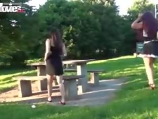 Zwei lesben casually blitz ihre fotzen im ein öffentlich park
