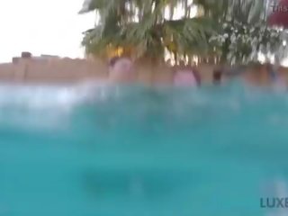 Barmfager bbw lexxxi luxe og bbw unge mann spille undervann i basseng
