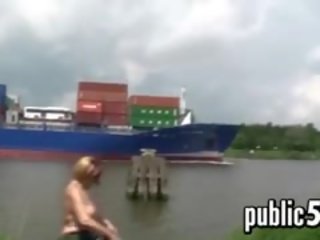 Tuk žena venku bliká a cargo loď