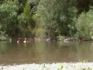 Naturist grown couple à la rivière, gratuit adulte film f3