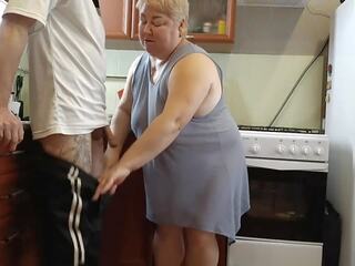 In the Morning in the Kitchen a Fat Woman Masturbates My putz to a Cumshot