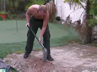 Blond bbw i undertøy forfører garden-worker
