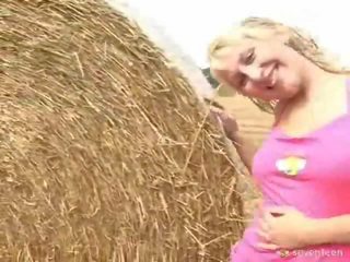 Jovem grávida miúda fica fodido dentro o campo