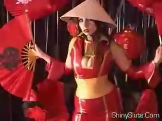 Occidental geisha 在 膠乳 kimonobig 油膩的 titsshaved 膿