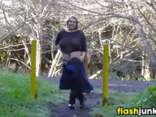 Kövér nő villanás kívül által a út