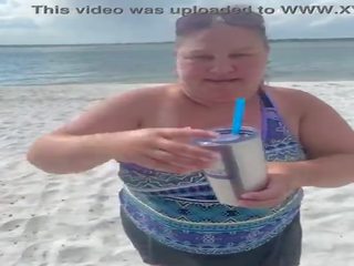 Slutty bbw duca kone flashes henne stor pupper på en offentlig strand