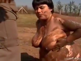 Farmer बेकार है mud ढका हुआ चब्बी