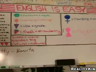 Bigtitted angličtina jazyk instructor sits na pekný súkromné akcie vášnivo